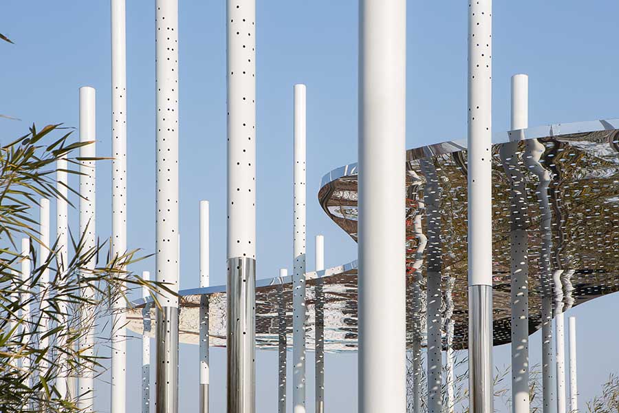 The perforations on the mirror panels create an interplay of light and shadow marking the passing of time. Photo © Aurelien Chen